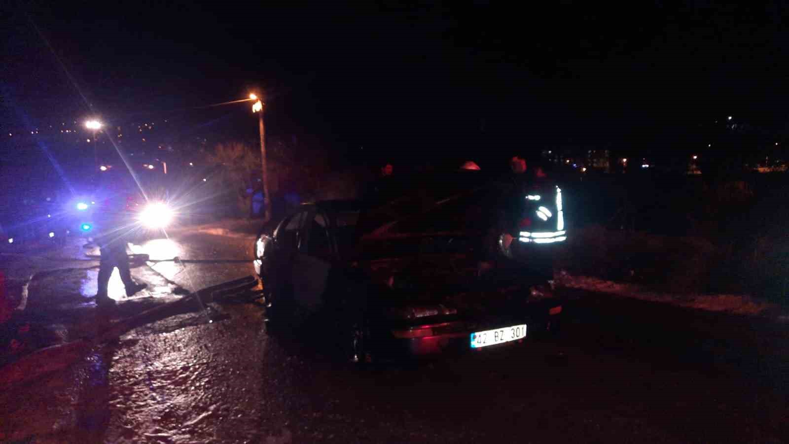 Otomobilde yangın &ccedil;ıktı: 1 kişi &ouml;ld&uuml;, 2 kişi yaralandı
