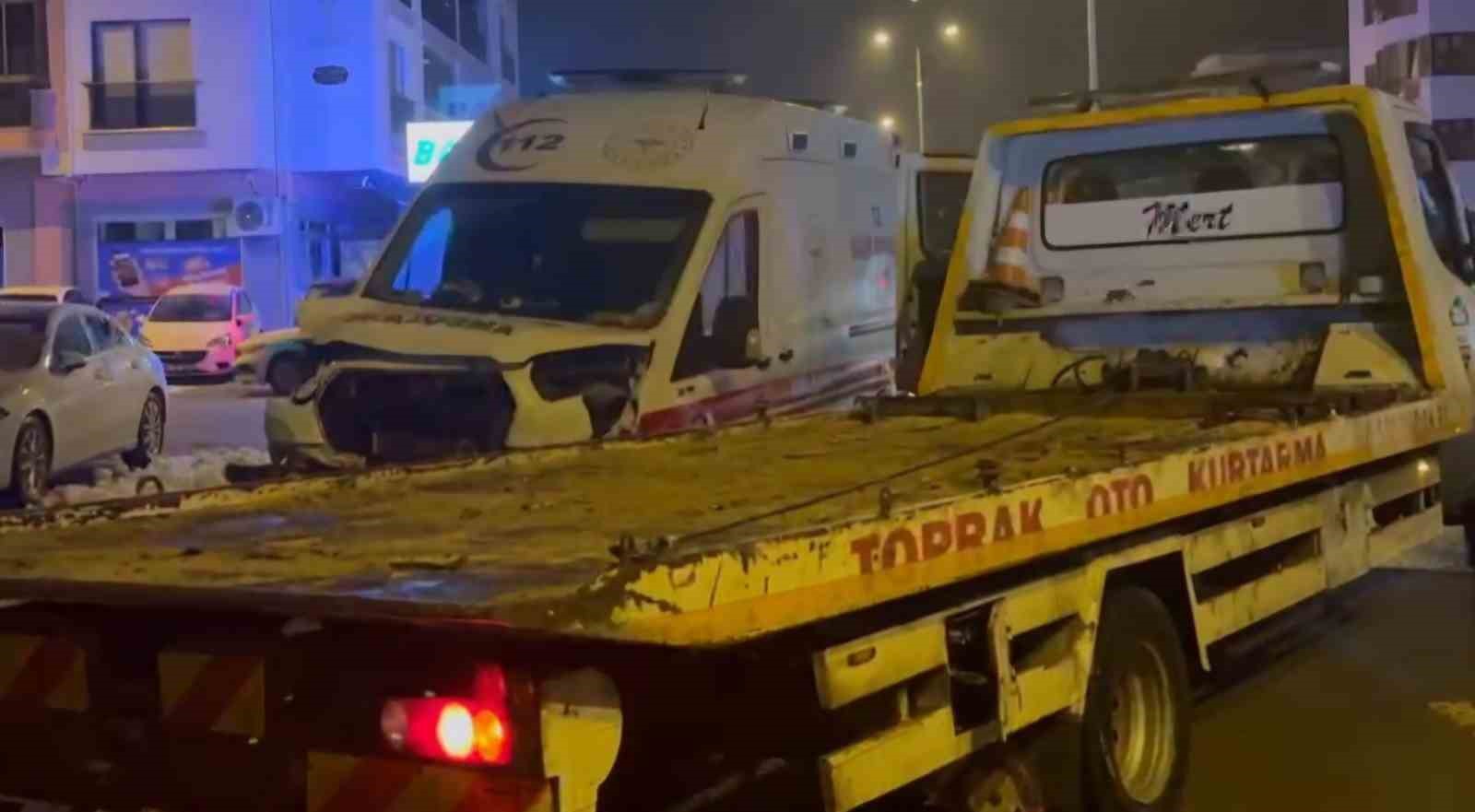 Hasta taşıyan ambulans ile otomobil çarpıştı: 8 yaralı
