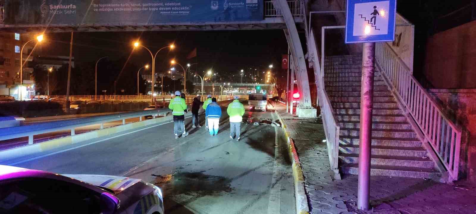 Şanlıurfa’da üst geçidin ayağına çarpan otomobilin sürücüsü öldü
