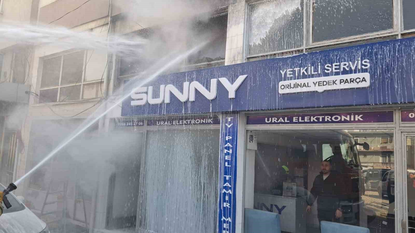 Balıkesir’de korkutan elektronik servisi yangını