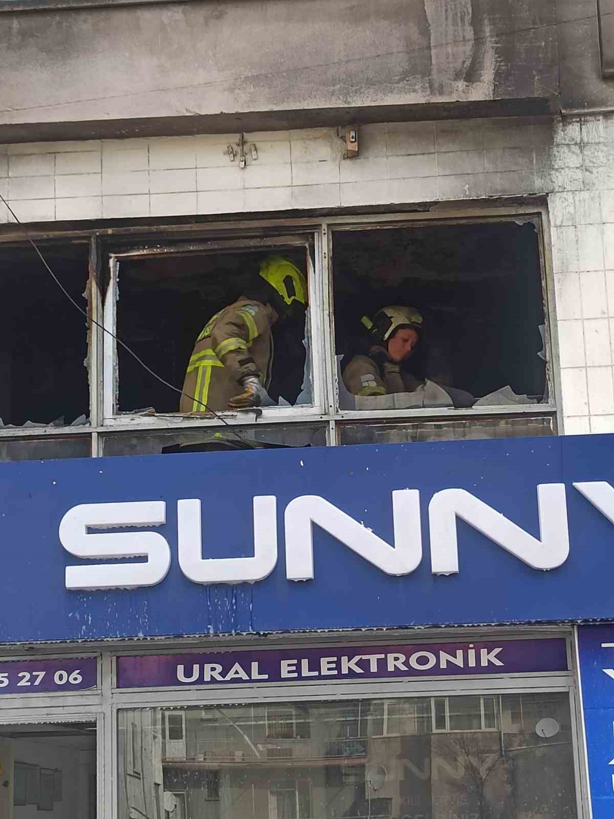 Balıkesir’de korkutan elektronik servisi yangını