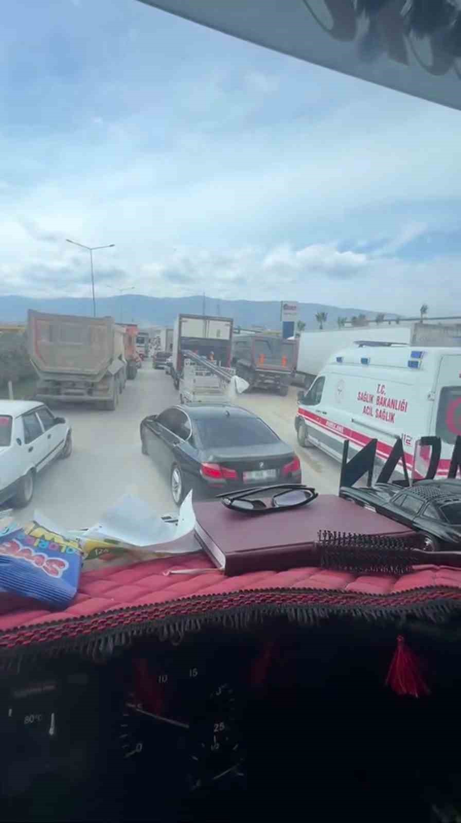 Trafikte ilerlemekte güçlük çeken ambulansın zor anları