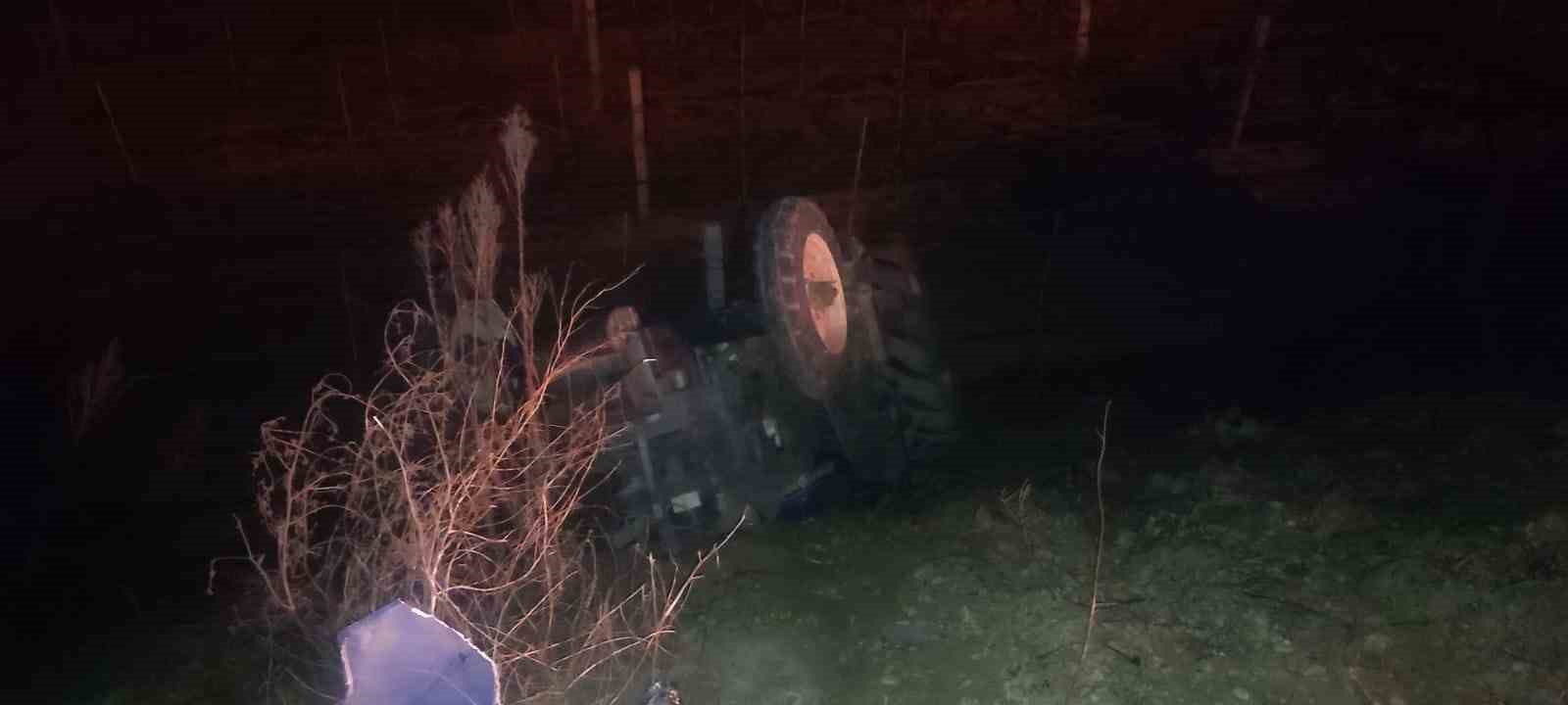 Otomobilin traktöre arkadan çarptığı kazada 2 kişi yaralandı