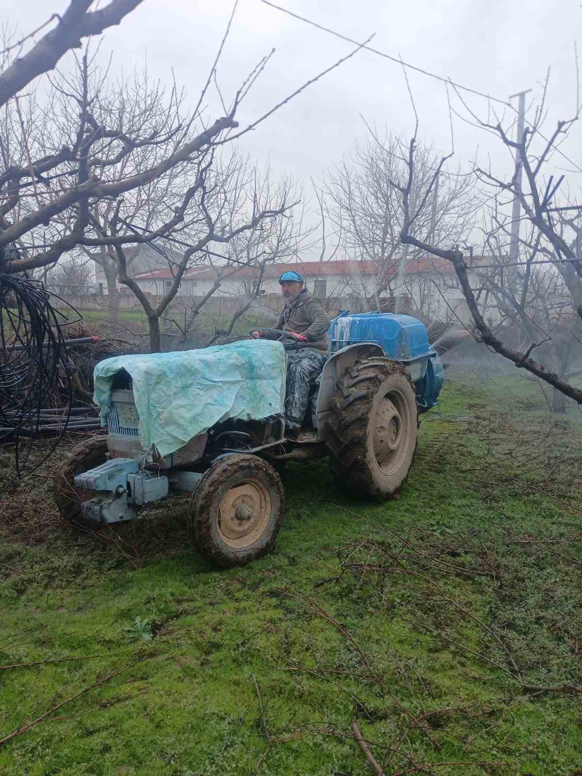 Balıkesir’de şeftali ağaçlarının ilaçlanması başladı