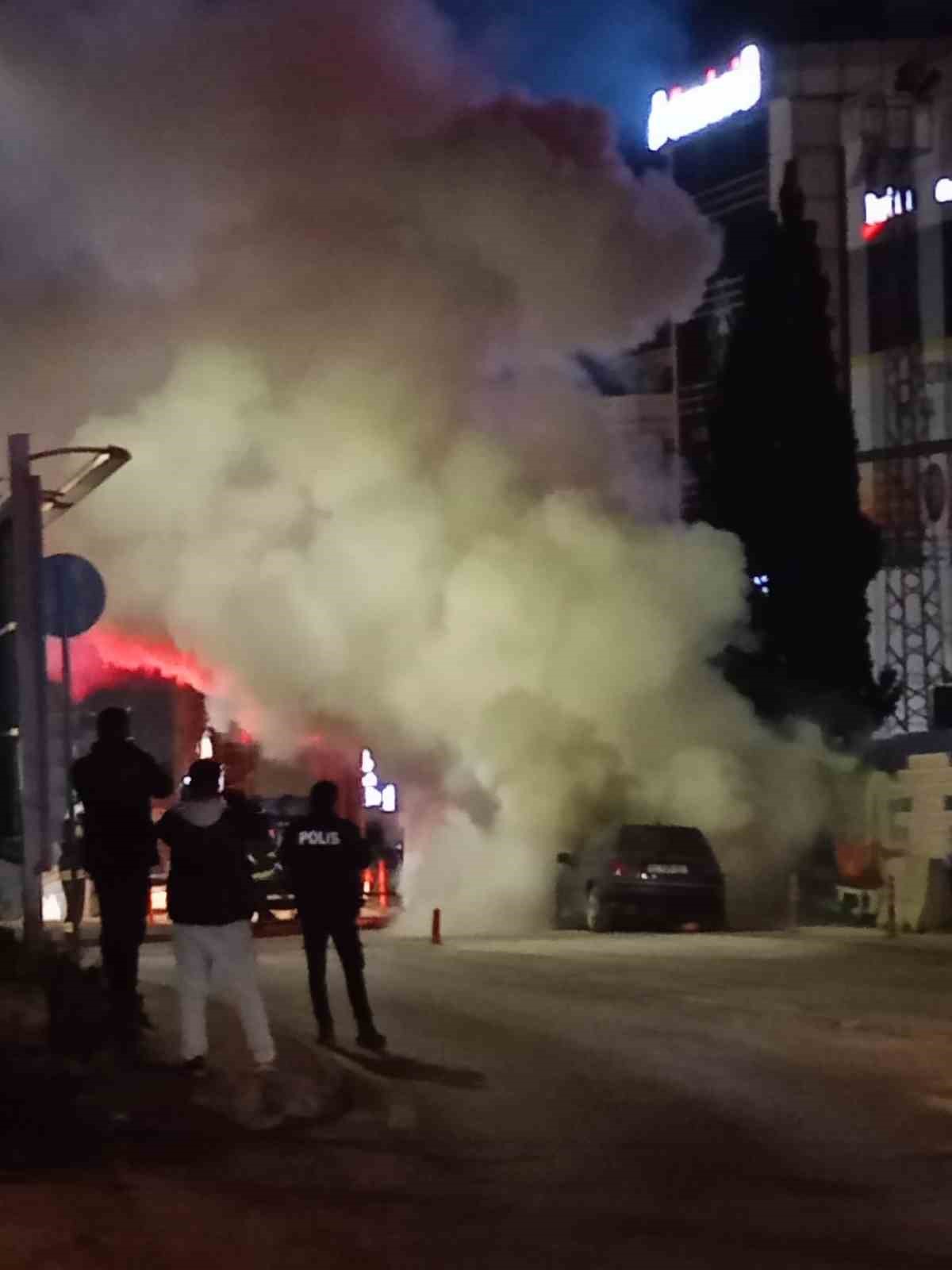 Otomobil alev alev yandı: Vatandaşlar yangın tüpleriyle koştu
