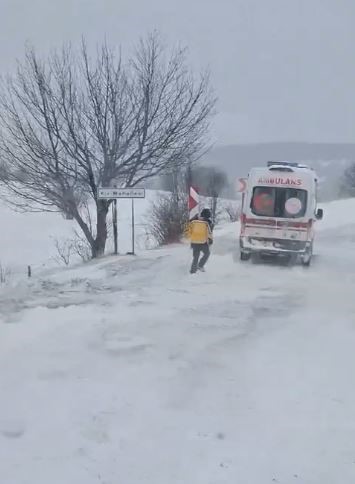 Ambulansa yol açan iş makinesi kara saplandı