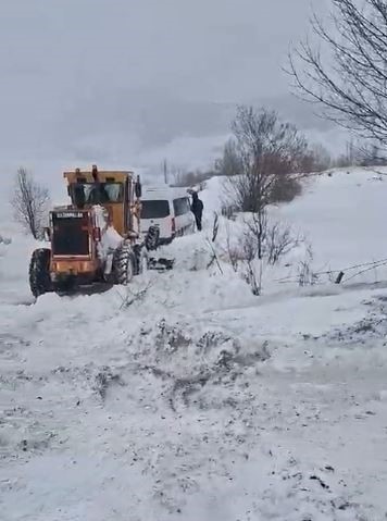 Ambulansa yol açan iş makinesi kara saplandı
