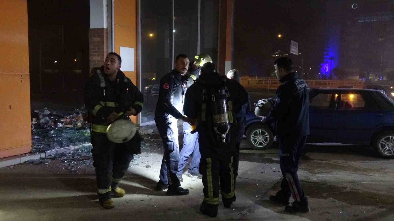 Akaryakıt istasyonu yanında bulunan metruk binada çıkan yangın korkuttu