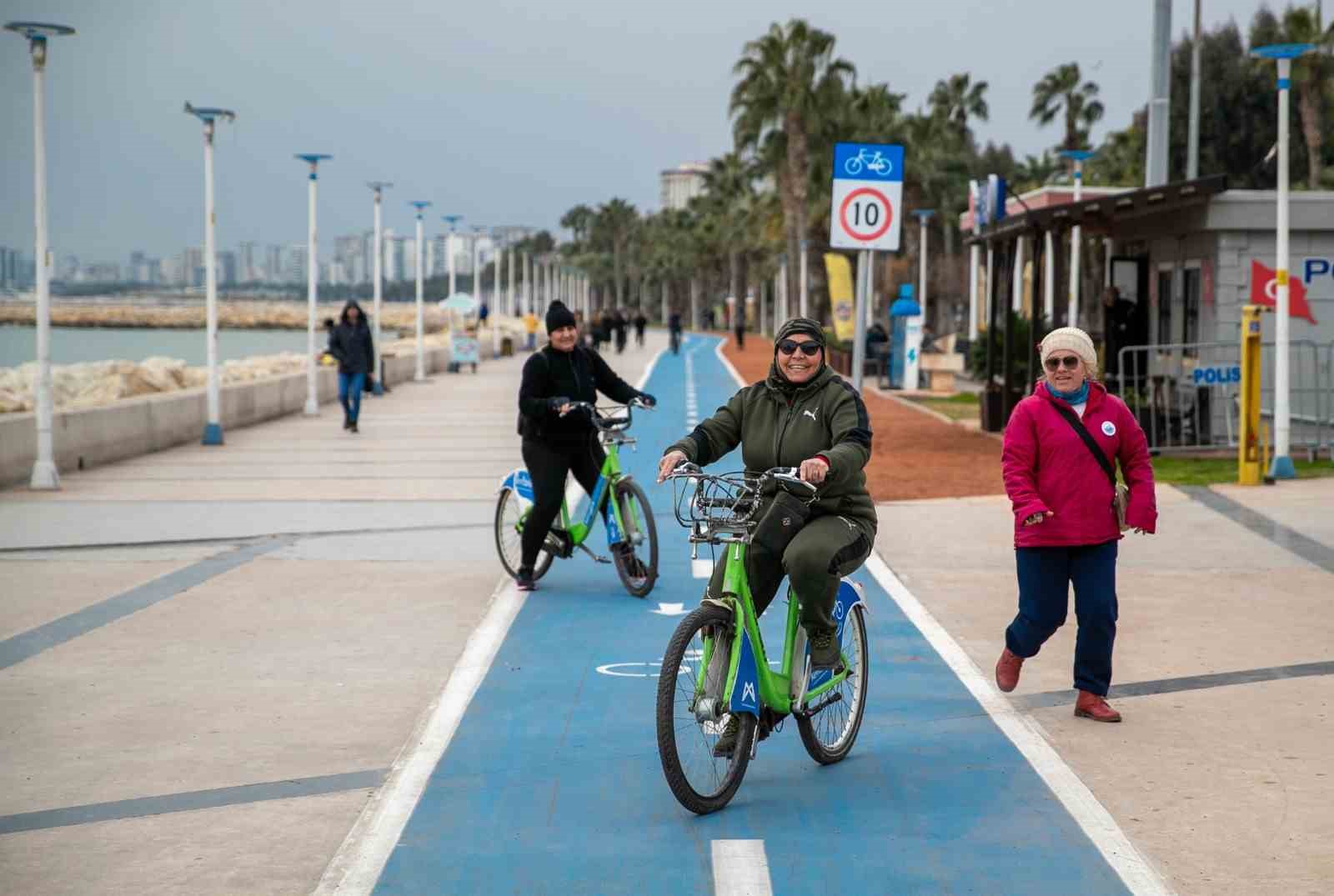 Mersin’de kadınlar bisiklet sürmeyi öğreniyor