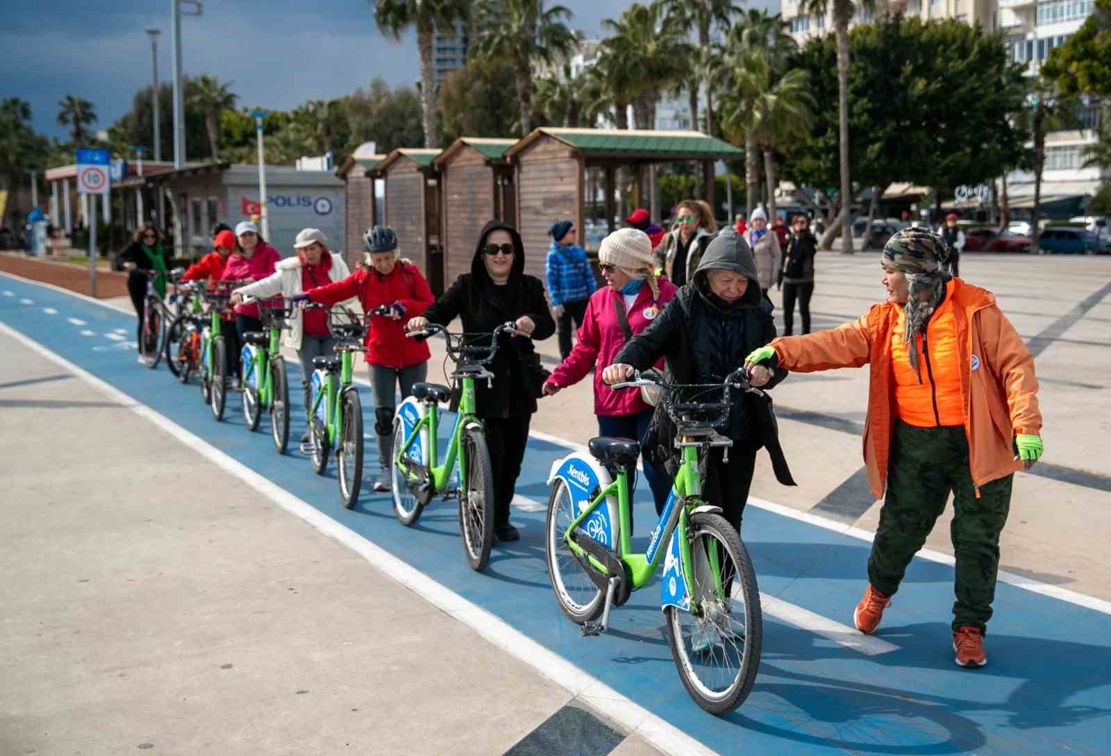 Mersin’de kadınlar bisiklet sürmeyi öğreniyor