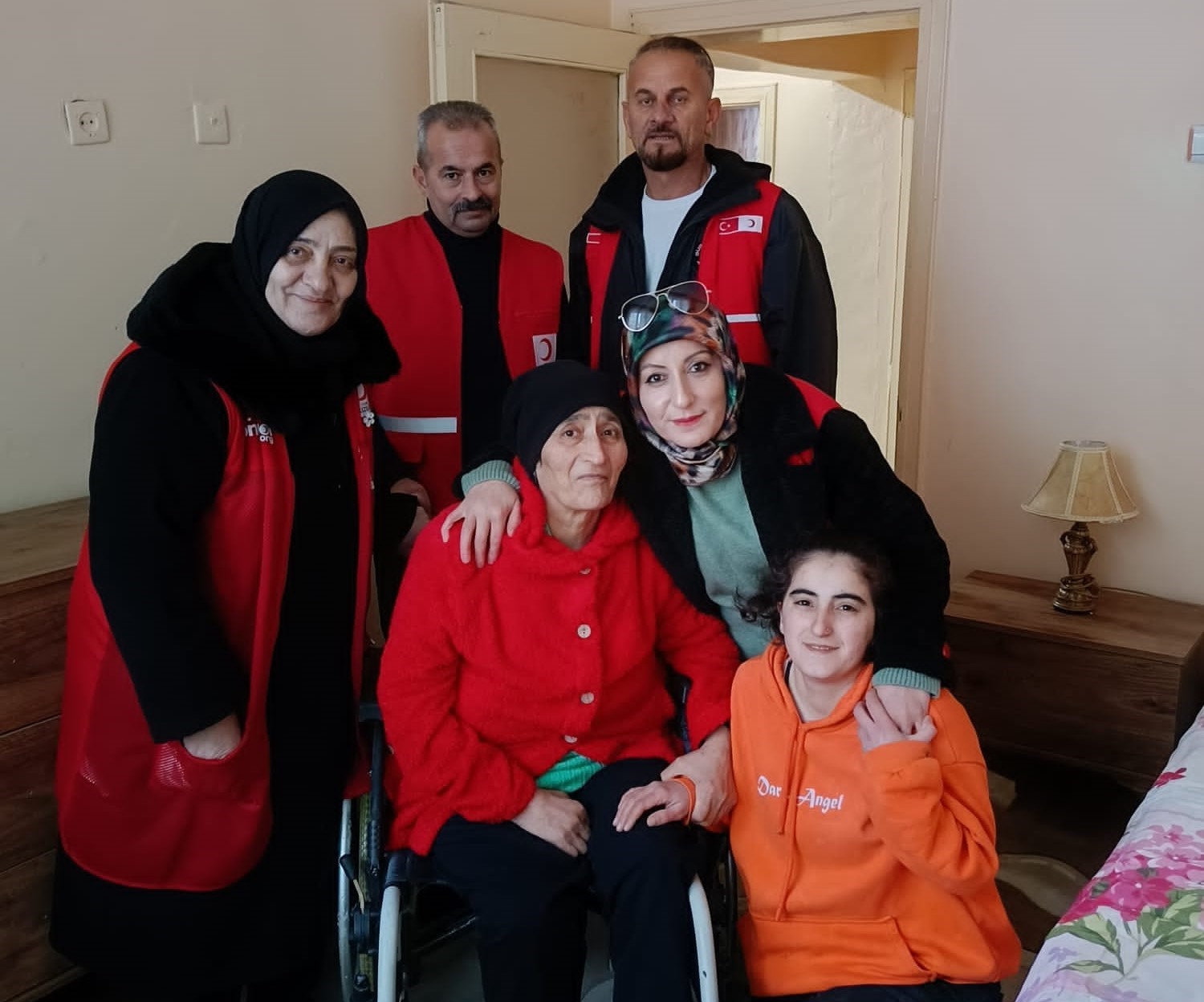 Palandöken Kızılay’dan anne ve kıza yardım eli uzandı