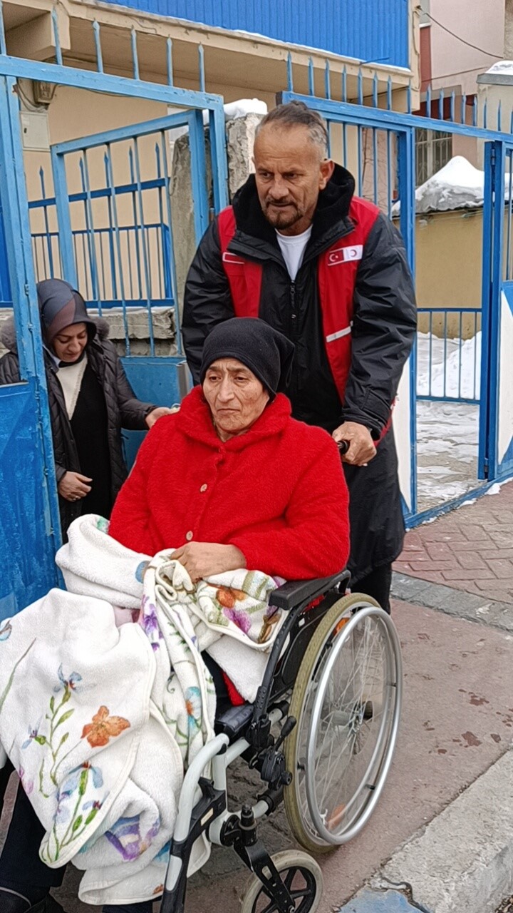 Paland&ouml;ken Kızılay&rsquo;dan anne ve kıza yardım eli uzandı
