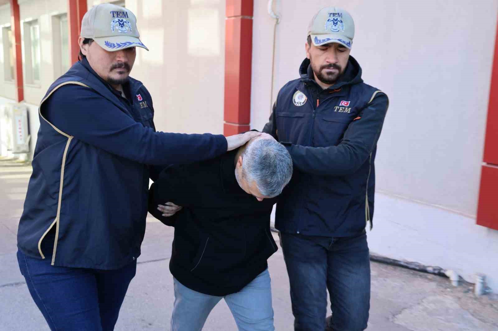 Komiserlik sınav sorularını sızdıran FETÖ’nün mahrem sorumlusu Adana’da yakalandı