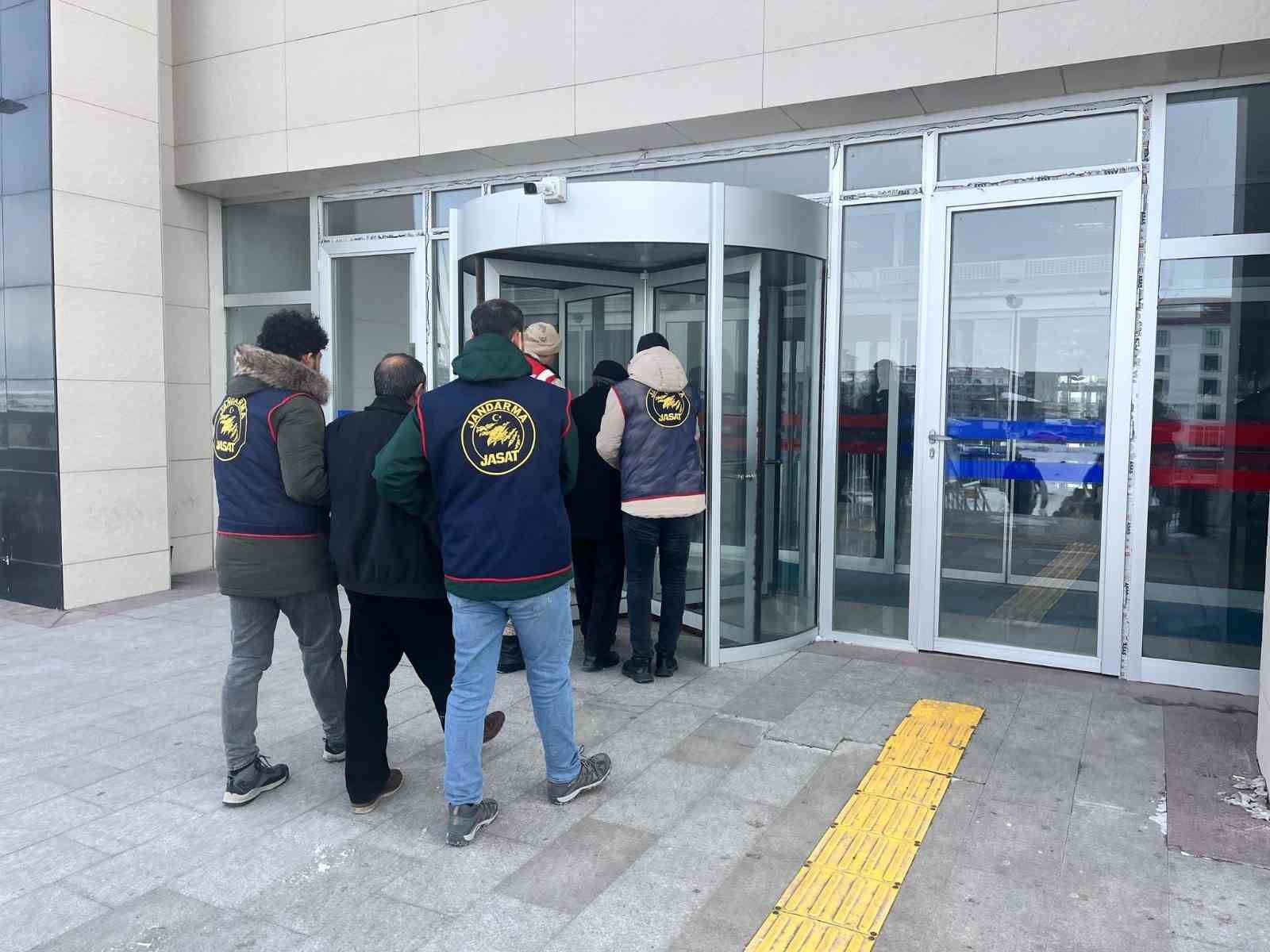 Kars&rsquo;ta haklarında hapis cezası olan 2 kişi yakalandı
