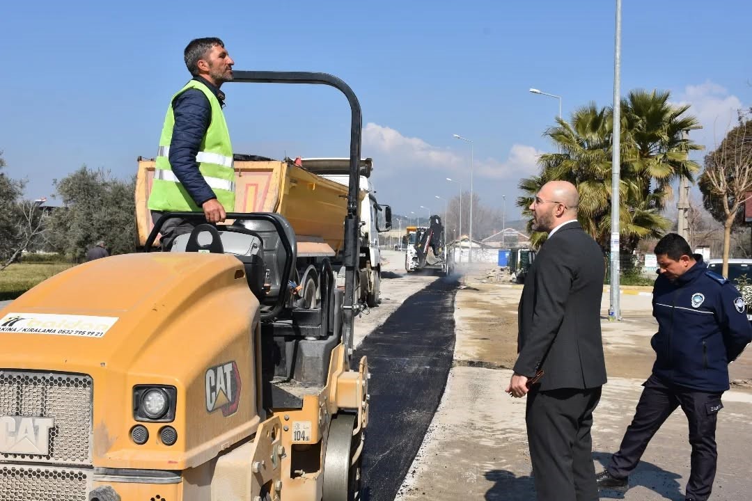 İşçiler istedi, başkan silindirin başına geçti
