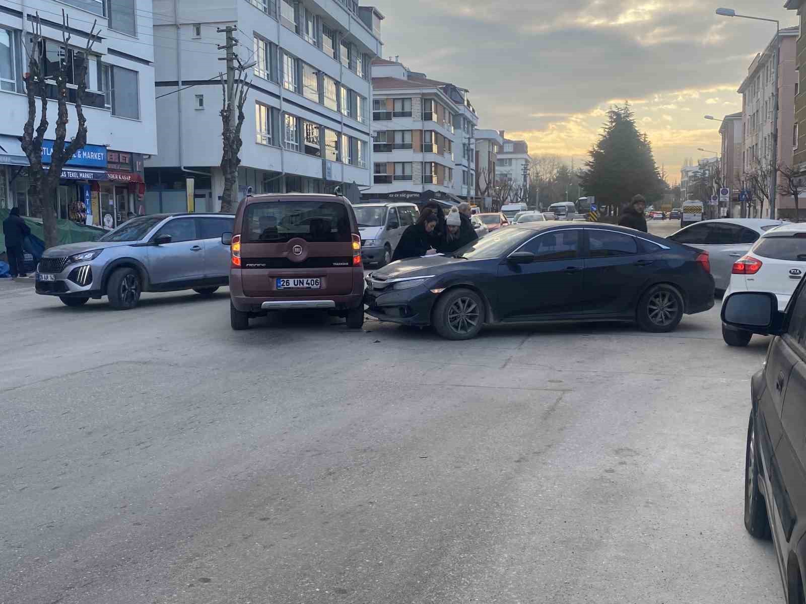 Cadde ile sokak kesişiminde &ccedil;arpışan 2 ara&ccedil; hasar g&ouml;rd&uuml;
