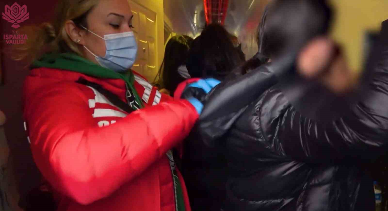 Isparta&rsquo;da masaj salonlarına fuhuş operasyonu: 29 kadın kurtarıldı, 10 kişi tutuklandı
