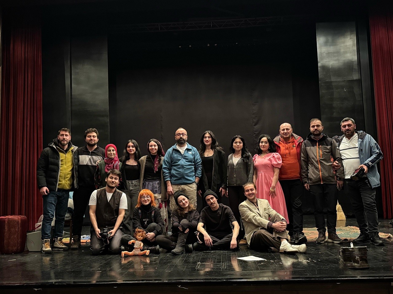 Depremzedeler için sahnelediler