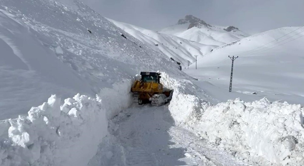 Şırnak’ta 3 metrelik karda yol açma çalışmaları sürüyor
