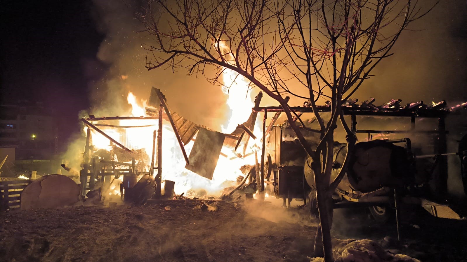 Tokat&rsquo;ta geceyi aydınlatan yangın korkuttu
