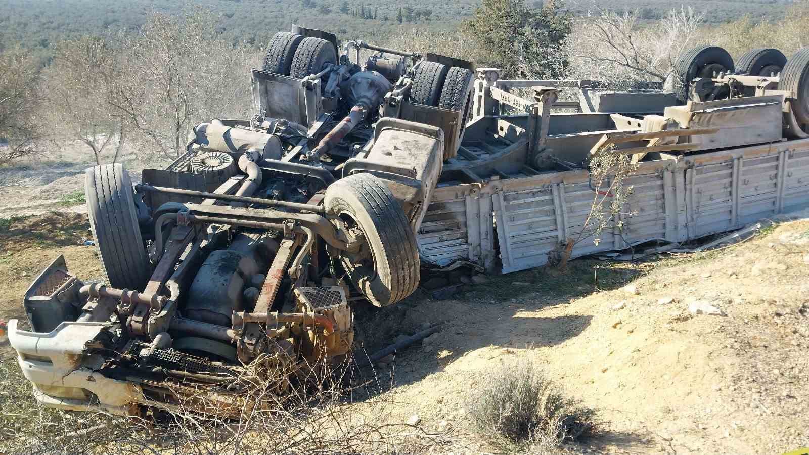 Mersin’de şarampole devrilen tırdaki 2 kişi öldü
