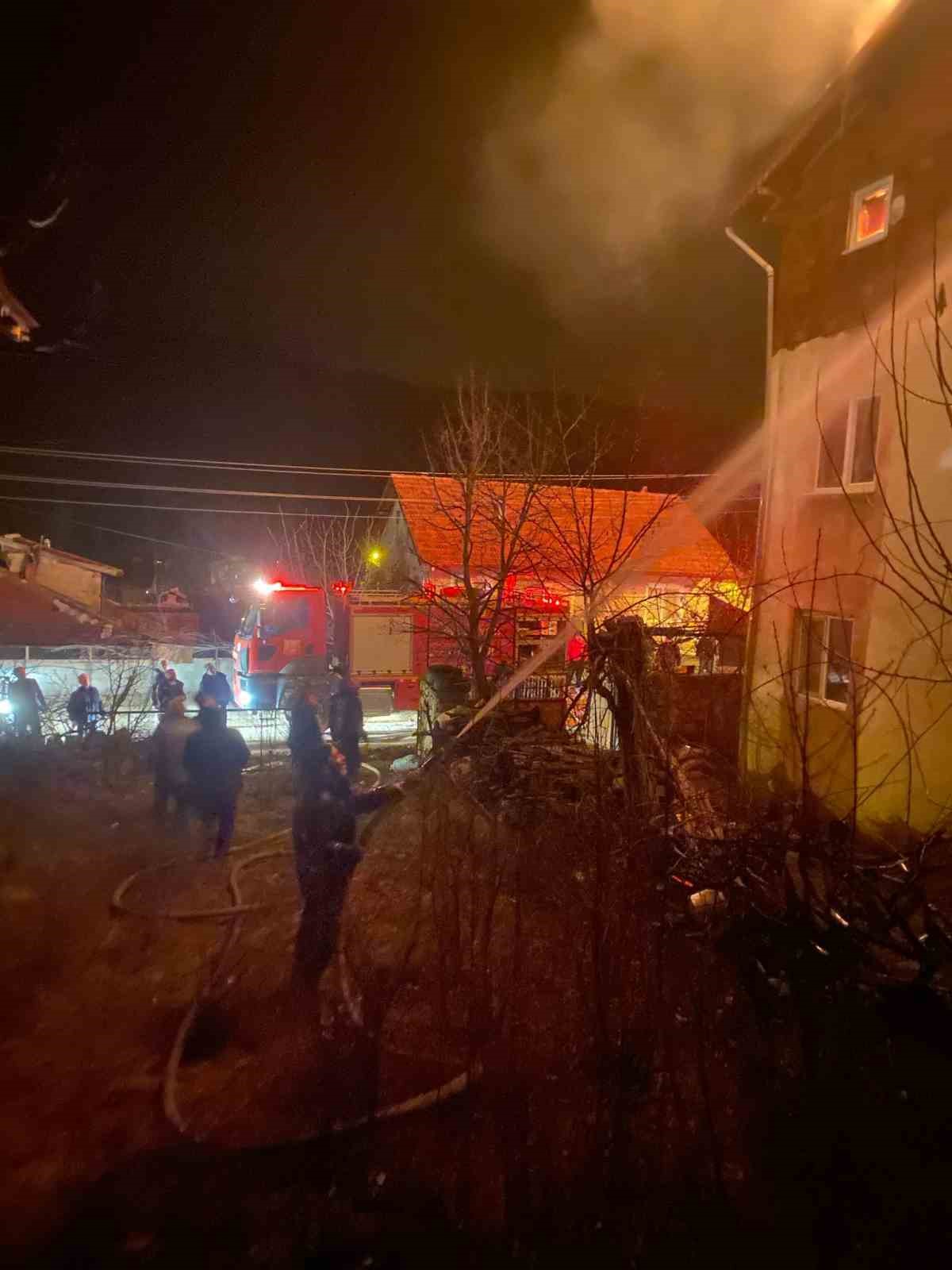 Isparta&rsquo;da bacadan &ccedil;ıkan yangın 2 katlı evi k&uuml;le &ccedil;evirdi
