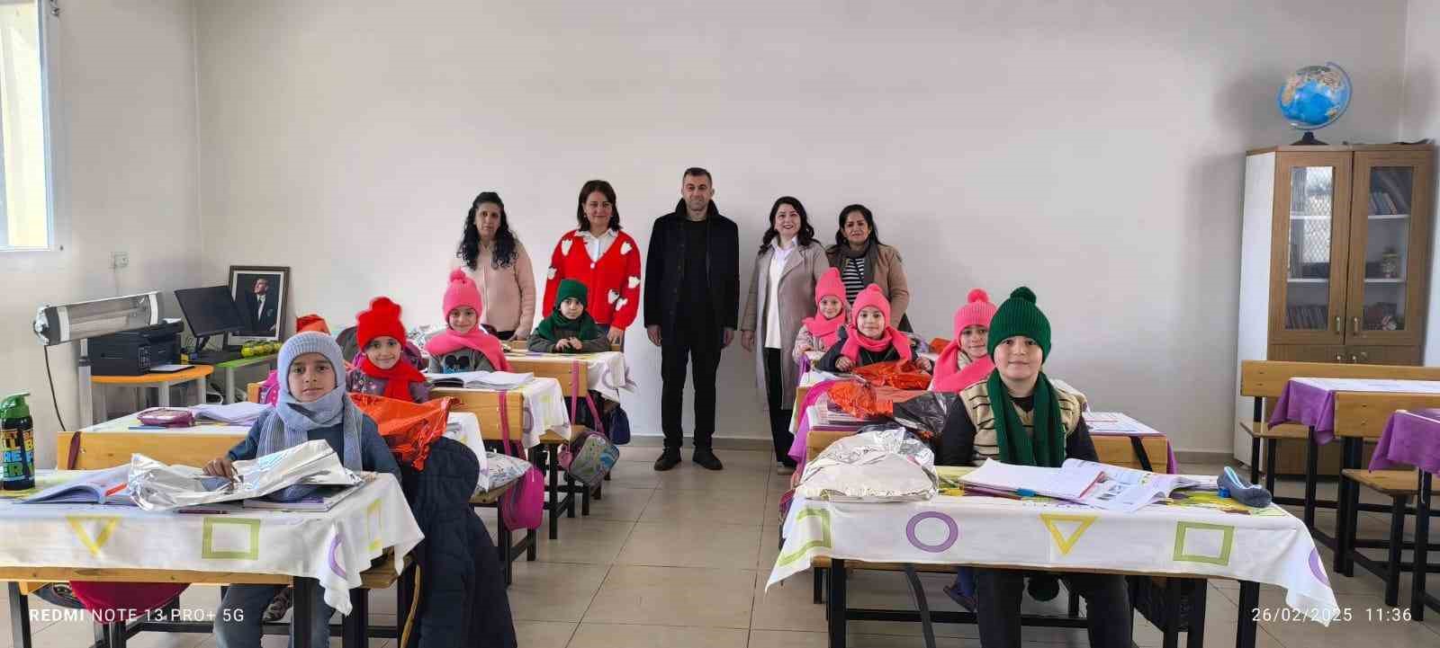 Beytüşşebap’ta çocuklara atkı ve bere dağıtıldı