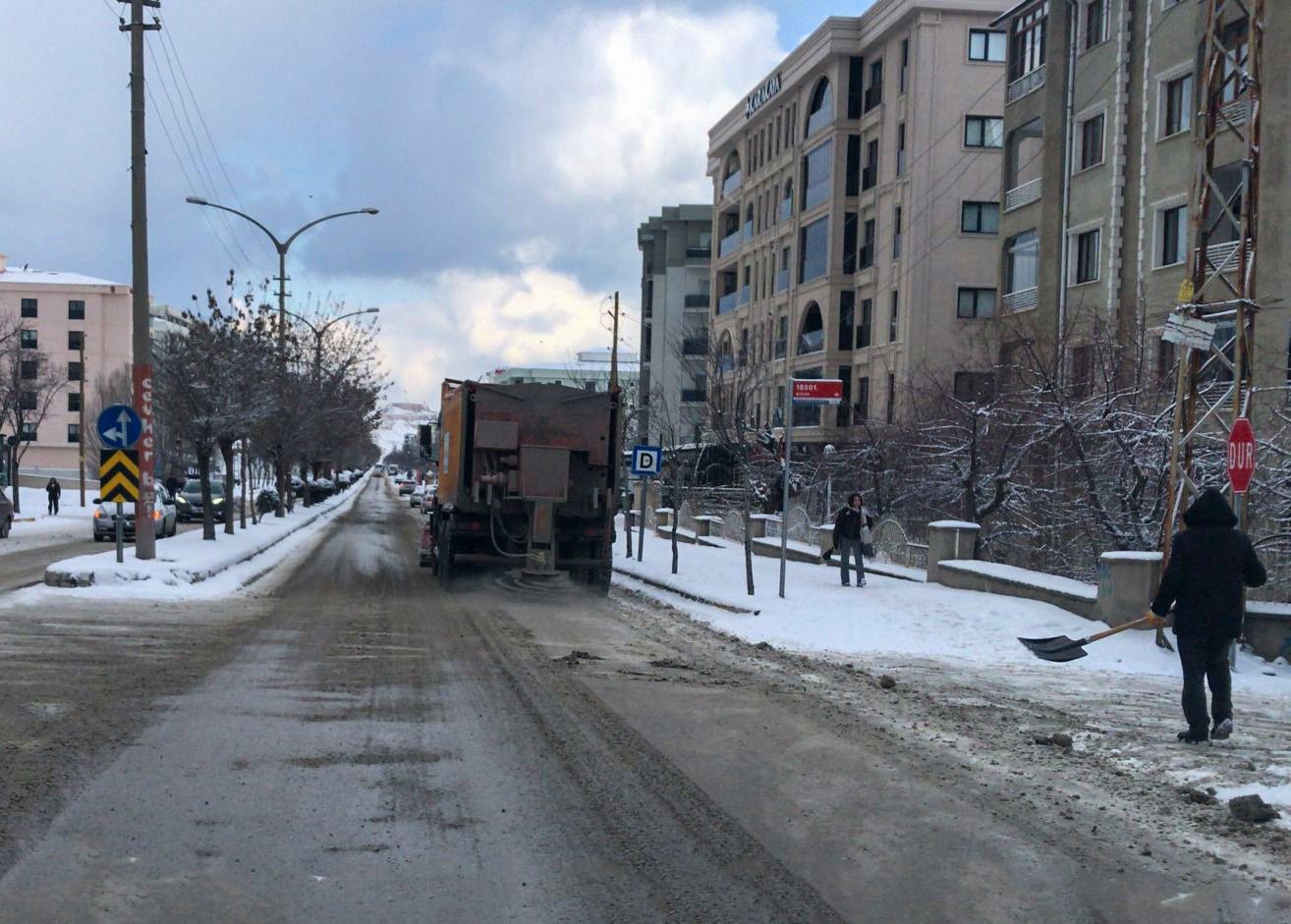 Van’da karla mücadele çalışmaları sürüyor
