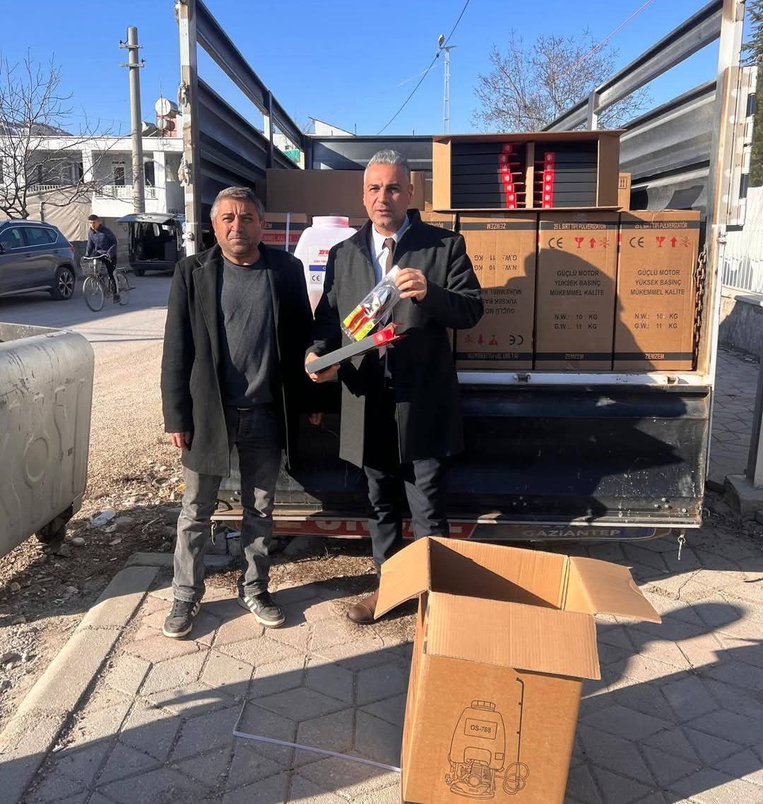 G&ouml;lbaşı&rsquo;nda &ccedil;ift&ccedil;ilere budama makası ve p&uuml;lverizat&ouml;r&uuml; dağıtıldı
