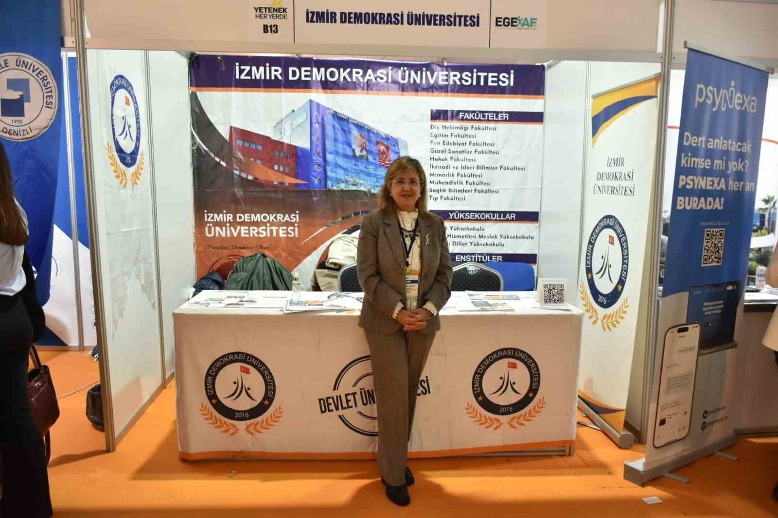 İzmir Demokrasi Üniversitesi’nden gençlere destek