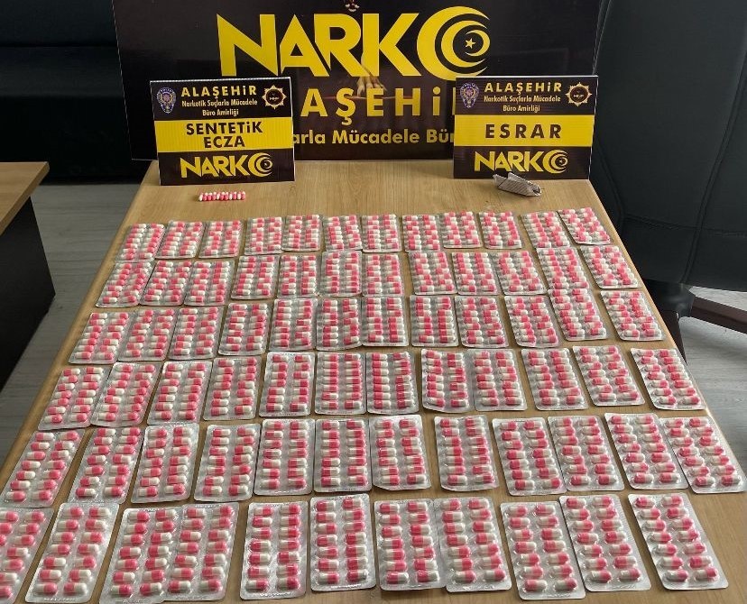 Uyuşturucu tacirinin evinden yüzlerce hap çıktı
