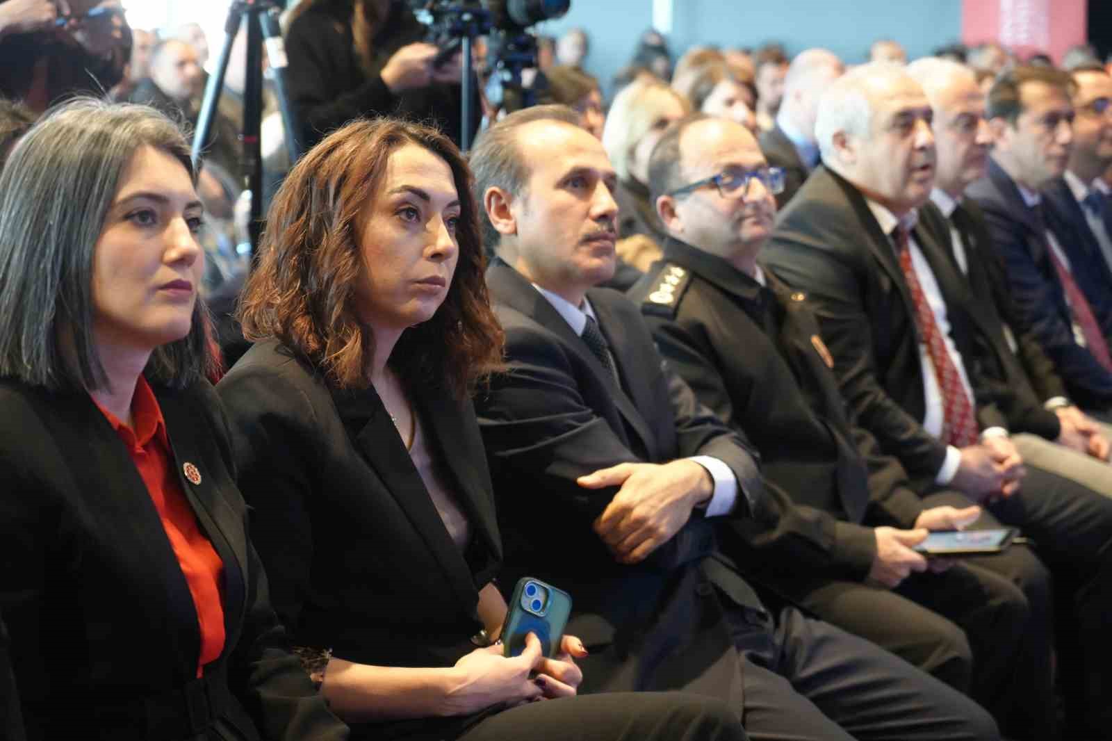D&uuml;nyanın en b&uuml;y&uuml;k kamuoyu iletişim platformu: CİMER

