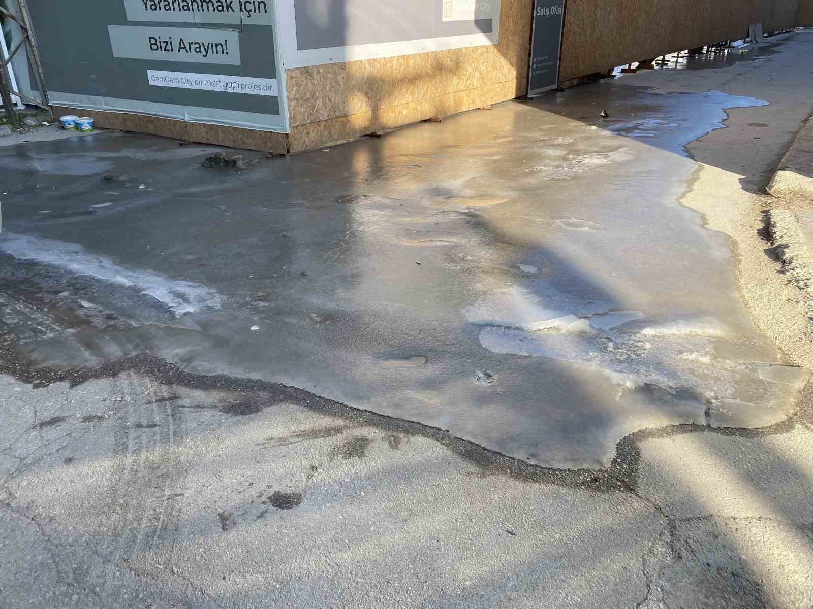 Buzun &uuml;st&uuml;nde mahsur kalan aracı ittirerek zor hareket ettirdiler

