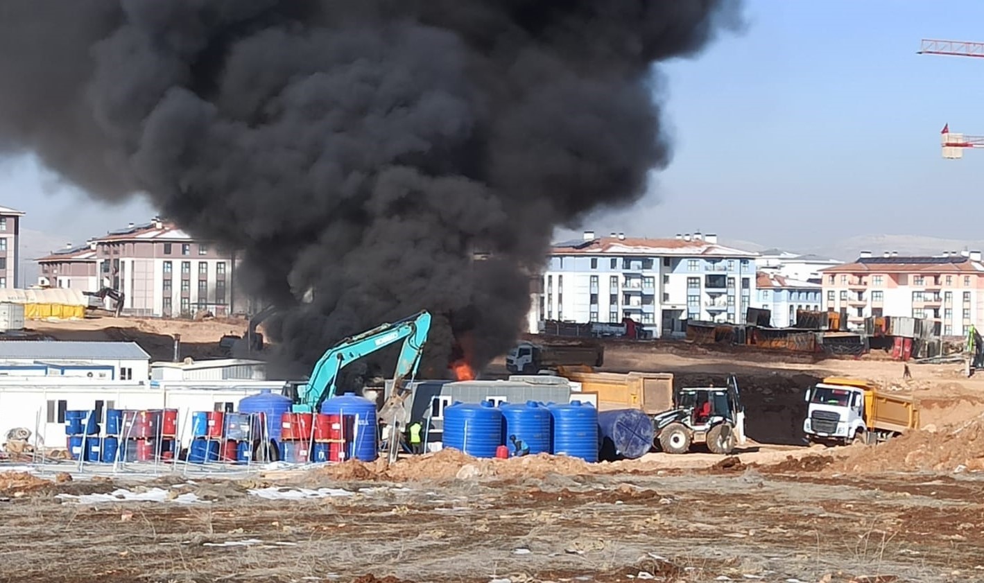 İnşaat şantiyesinde &ccedil;ıkan yangın korkuttu

