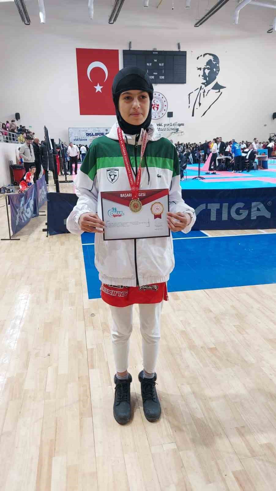 Eskişehir Orgeneral Halil Sözer Ortaokulu öğrencisi ‘Kick Boks’ müsabakalarında Türkiye birincisi olarak altın madalya kazandı