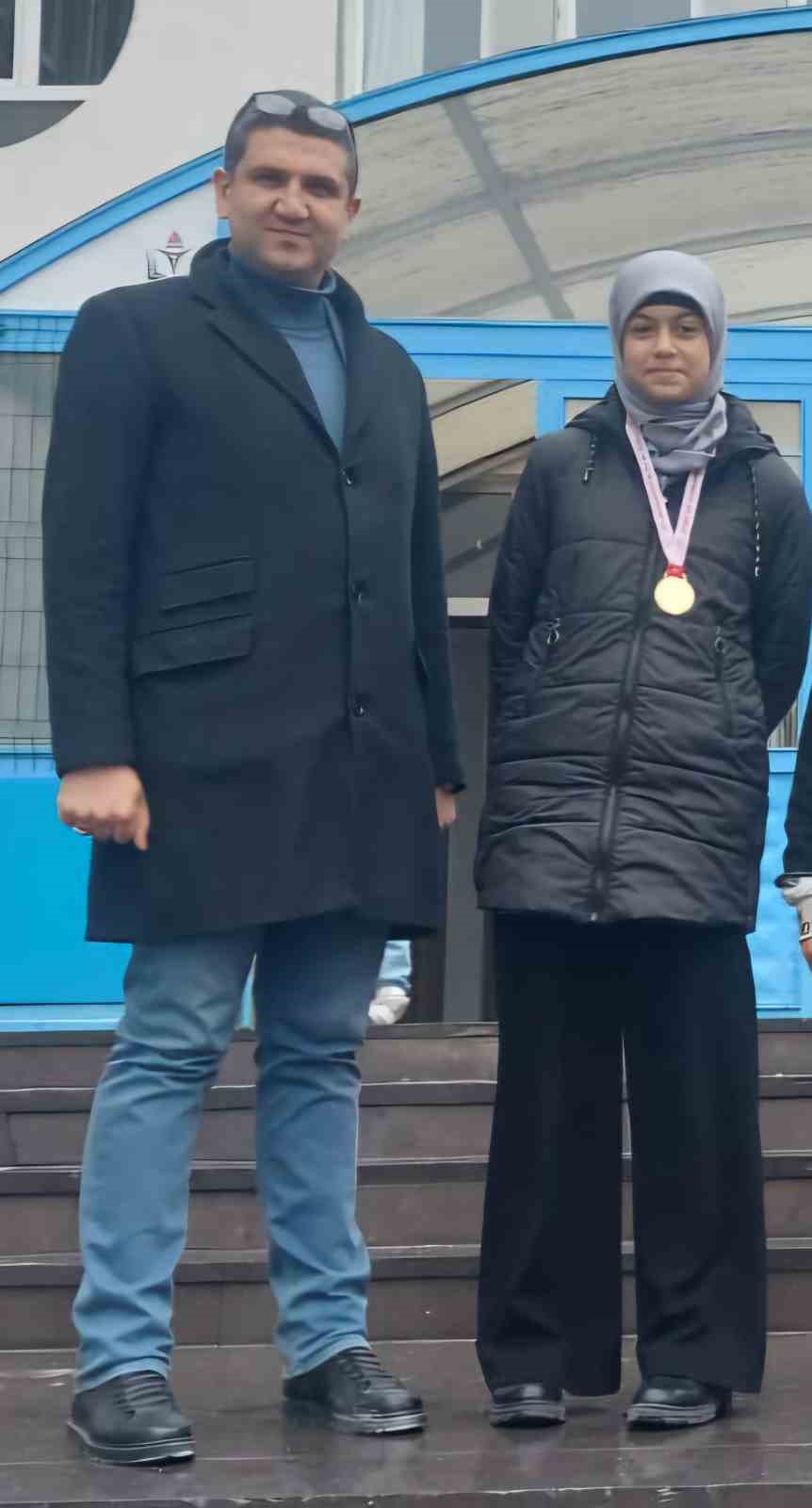 Eskişehir Orgeneral Halil S&ouml;zer Ortaokulu &ouml;ğrencisi &lsquo;Kick Boks&rsquo; m&uuml;sabakalarında T&uuml;rkiye birincisi olarak altın madalya kazandı
