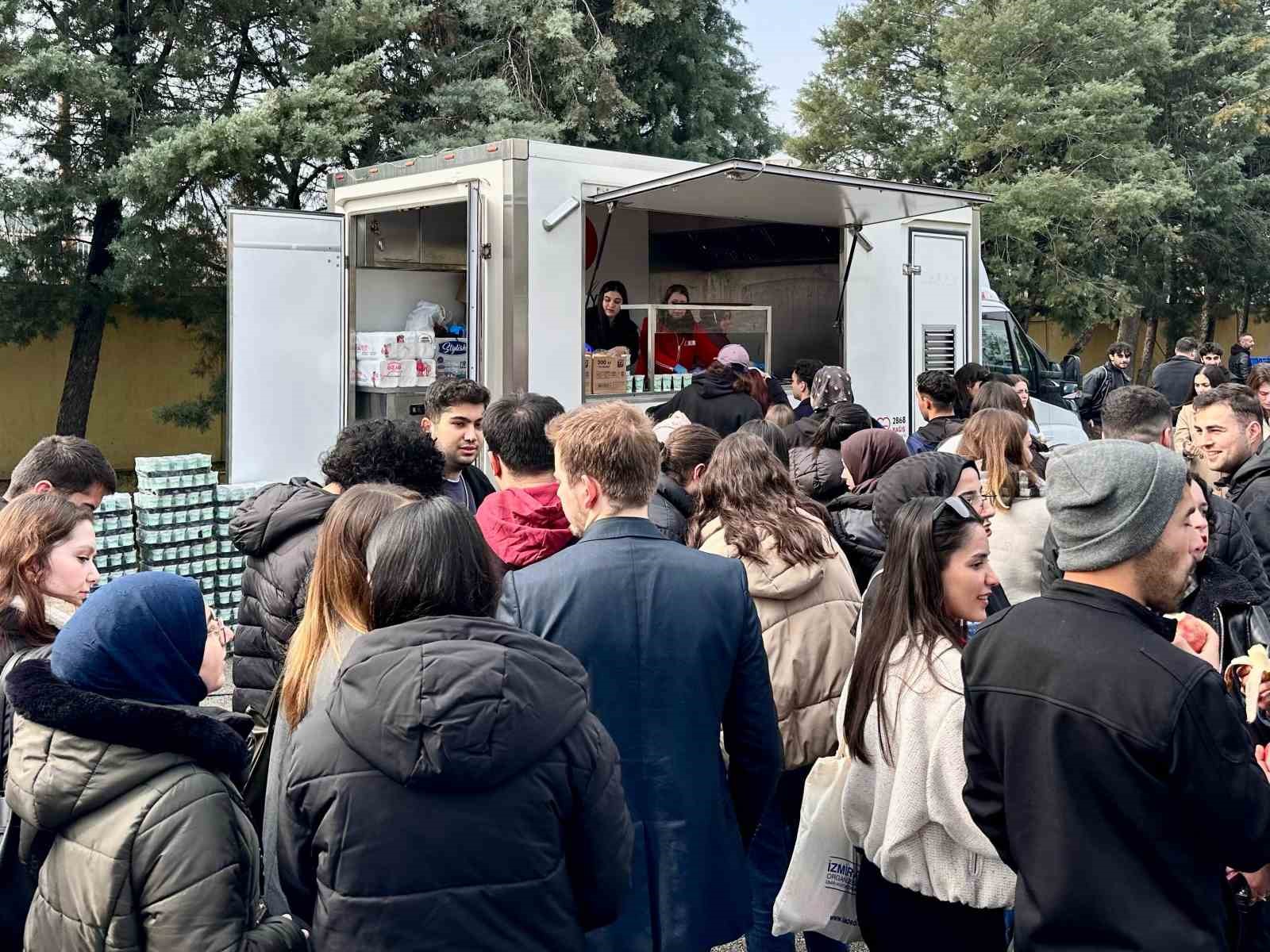T&uuml;rk Kızılay Manisa&rsquo;dan EGEKAF&rsquo;ta &ouml;ğrencilere 10 bin kişilik yemek ikramı

