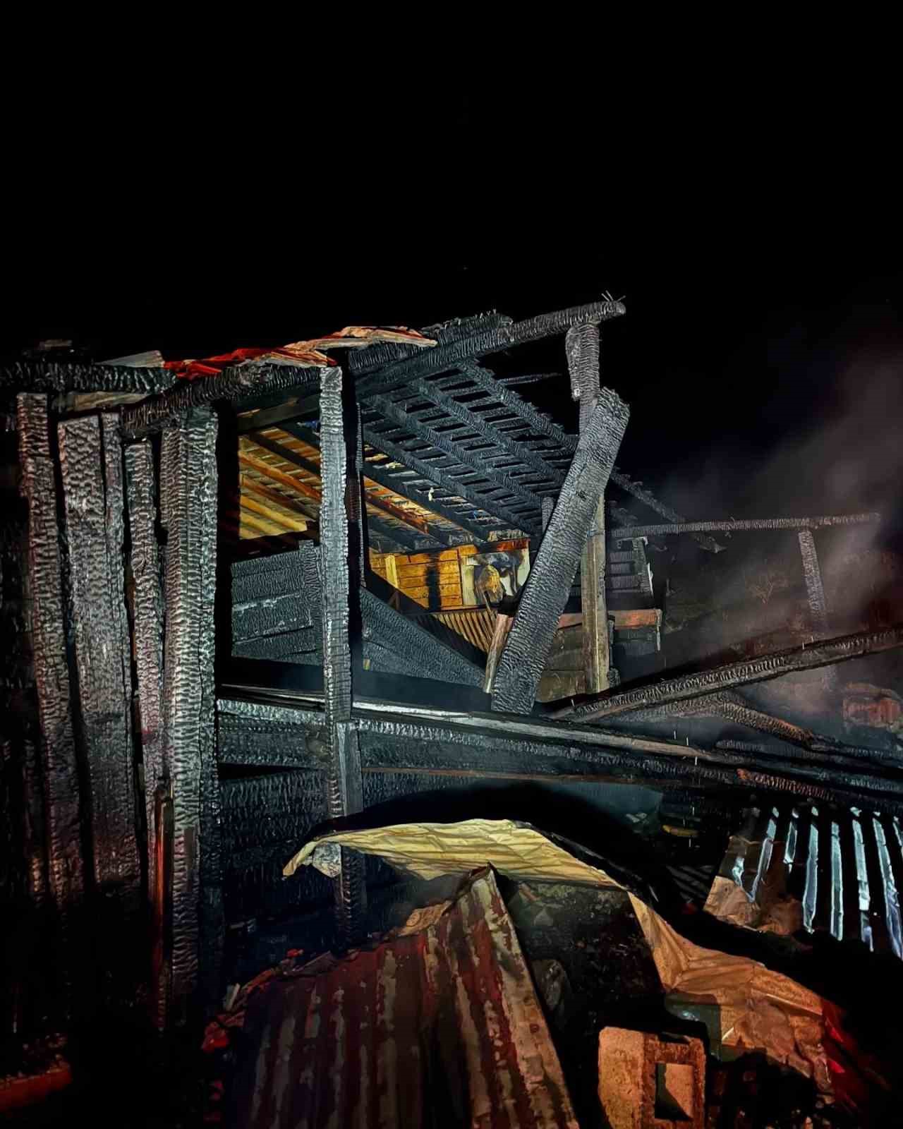 Kırklareli&rsquo;nde yangın paniği: Ağıl k&uuml;le d&ouml;nd&uuml;
