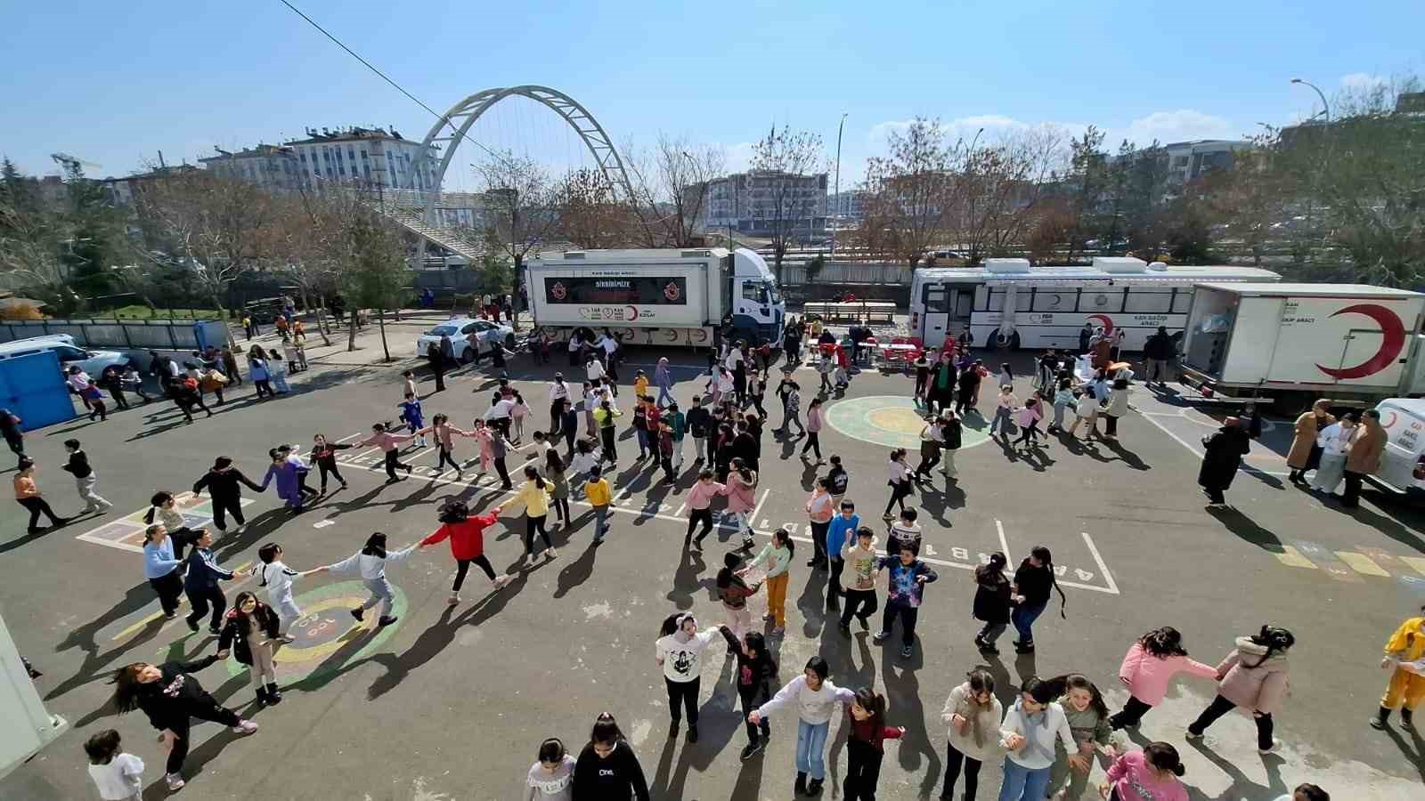 Kan bağışına velisini getiren öğrenciler "Kahramanlık Madalyası" ile ödüllendirildi
