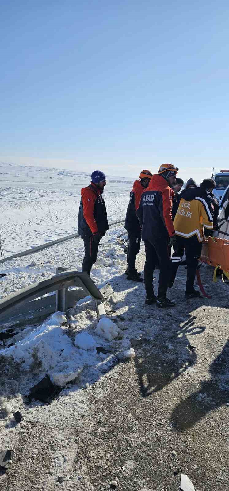 Ağrı&rsquo;da şarampole yuvarlanan ara&ccedil;taki 2 kişi AFAD tarafından kurtarıldı
