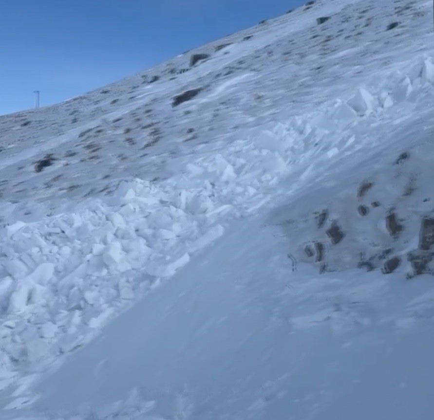 Muş’ta yol açma çalışması sırasında çığ düştü
