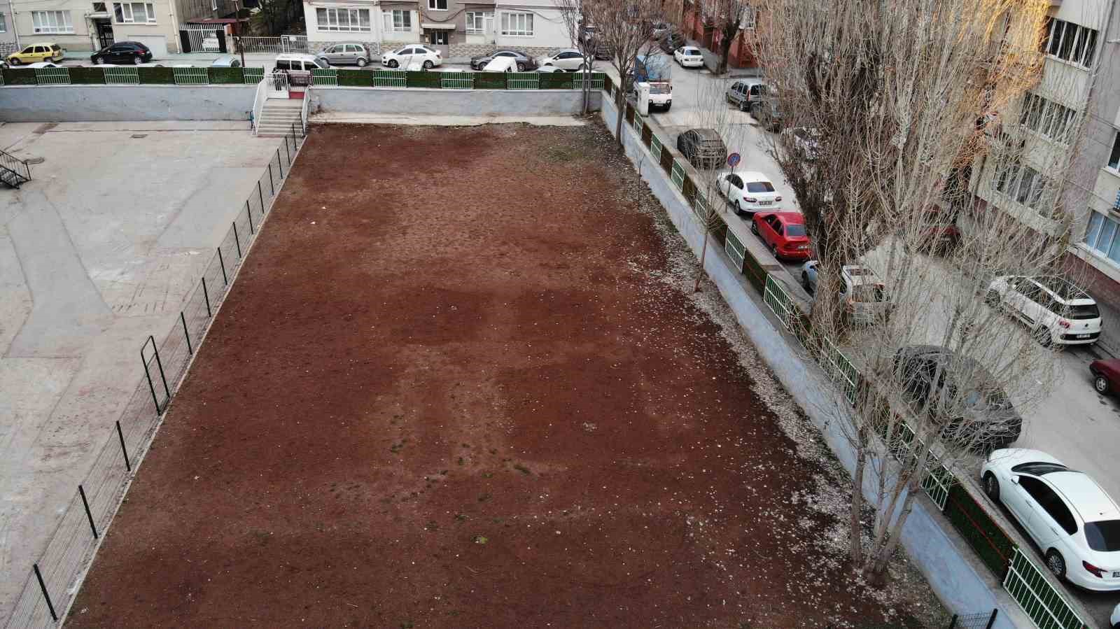 20 bin n&uuml;fuslu mahallenin 6 yıl &ouml;nce yıkılan anaokulu inşa edilmeyi bekliyor
