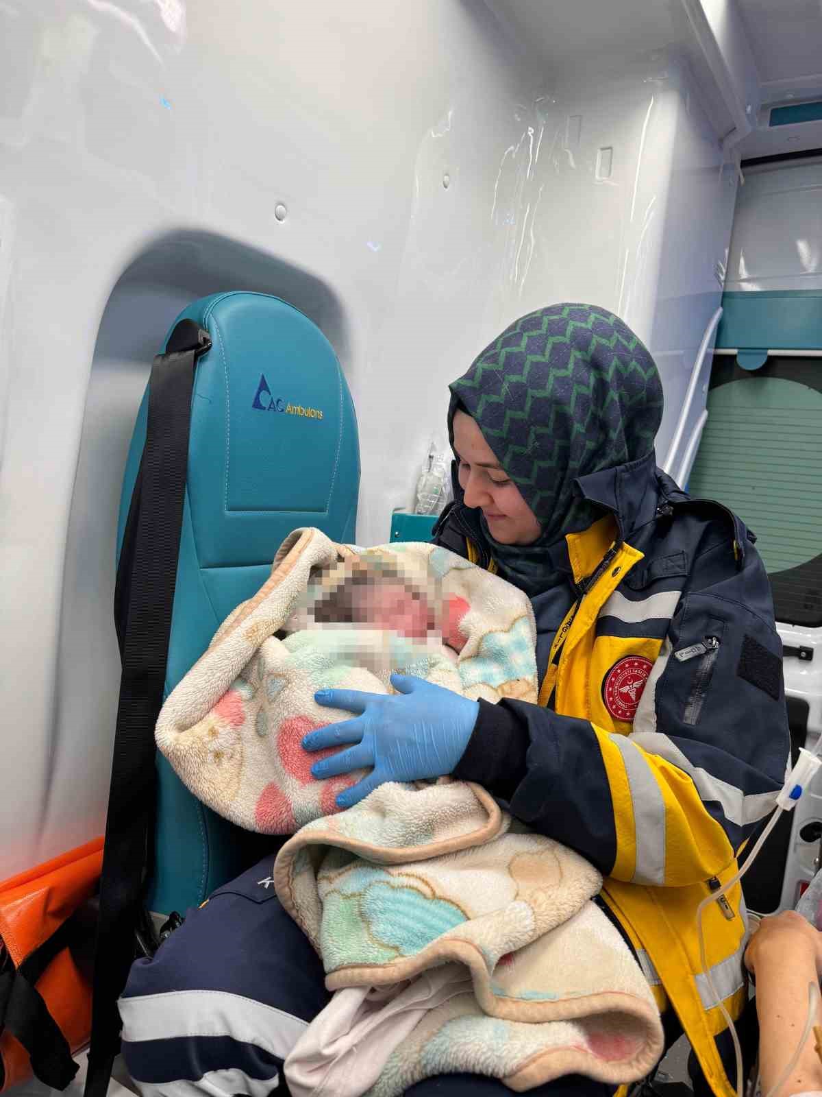 D&uuml;nyaya g&ouml;zlerini ambulansta a&ccedil;tı
