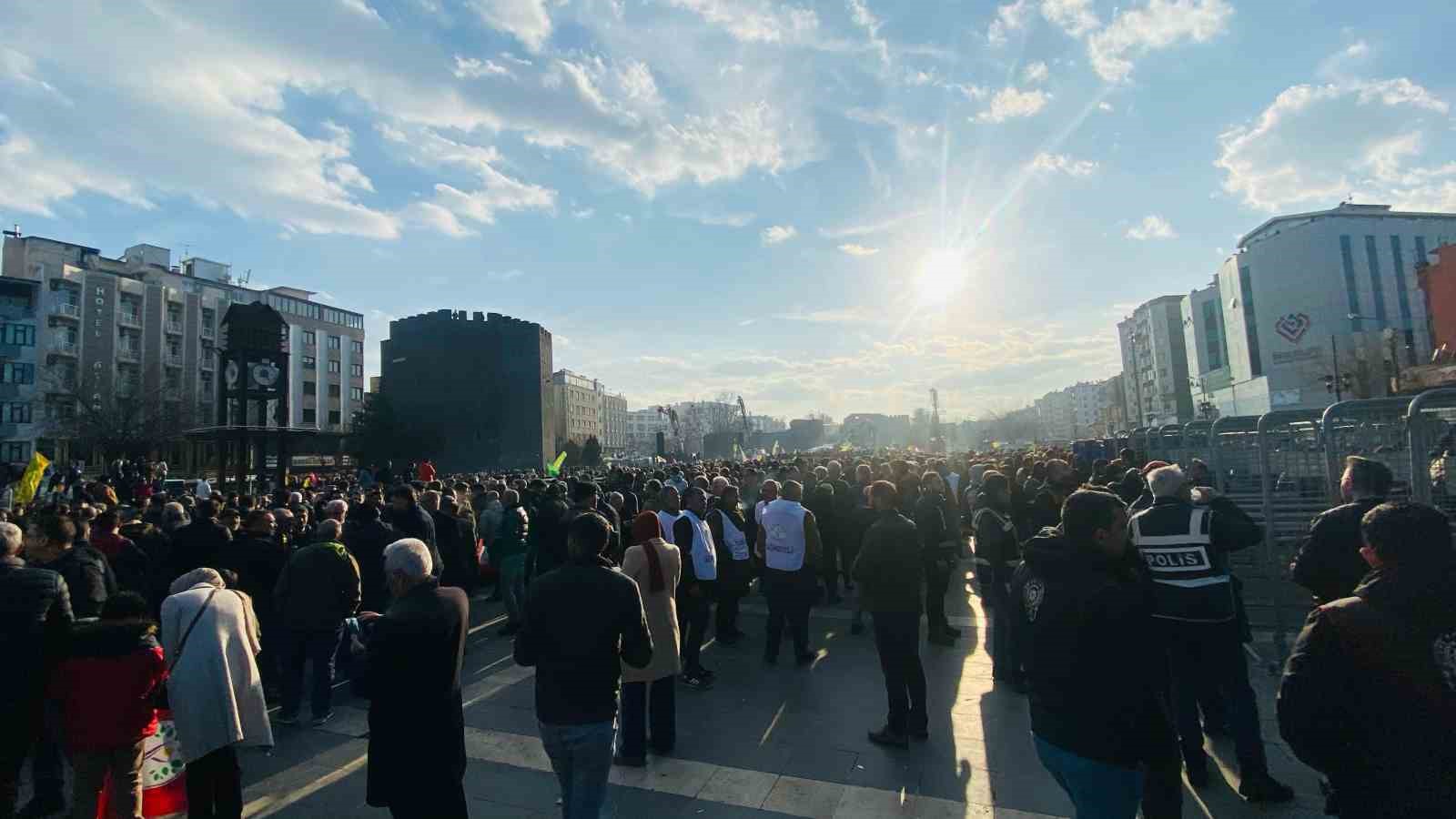 Terör örgütü elebaşı Öcalan’ın PKK’ya silah bırakma çağrısı Diyarbakır’da dev ekrandan takip edildi
