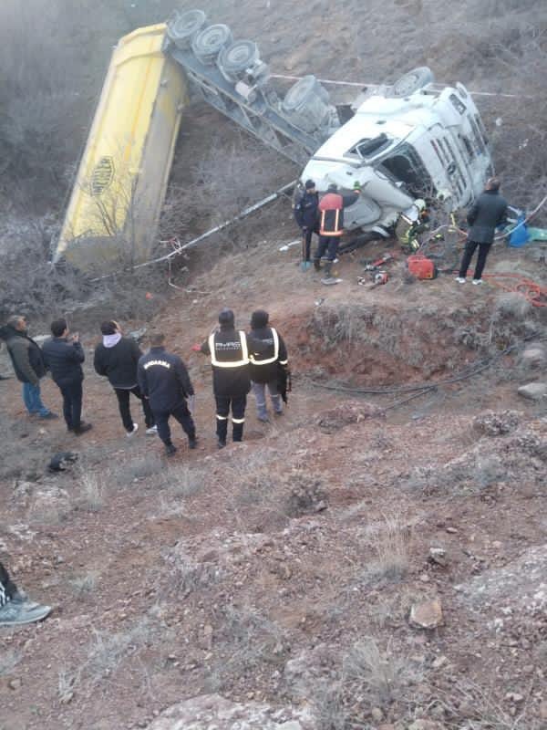 Ankara’da kontrolden çıkan tır uçurumdan yuvarlandı: 1 ölü, 1 yaralı
