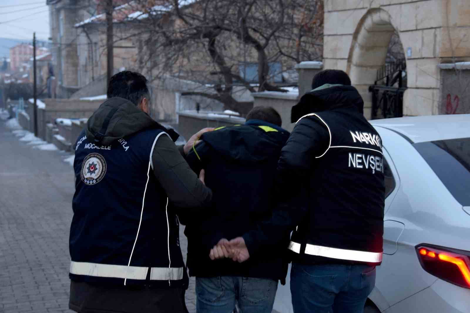 Kargo ile uyuşturucu ticaretine 26 g&ouml;zaltı
