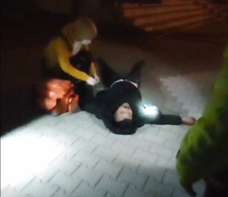 Alevler içinde bayılan 2 kardeşi polisler kurtardı