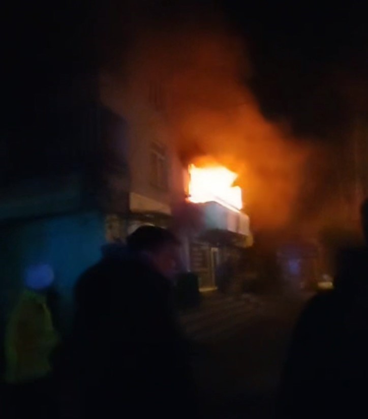 Alevler i&ccedil;inde bayılan 2 kardeşi polisler kurtardı
