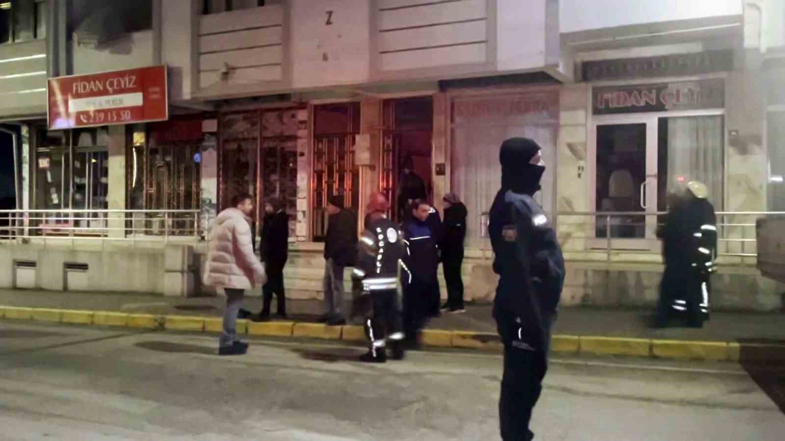 Banyonun fayansı dökülünce cadde trafiğe kapatıldı, 5 katlı bina tahliye edildi
