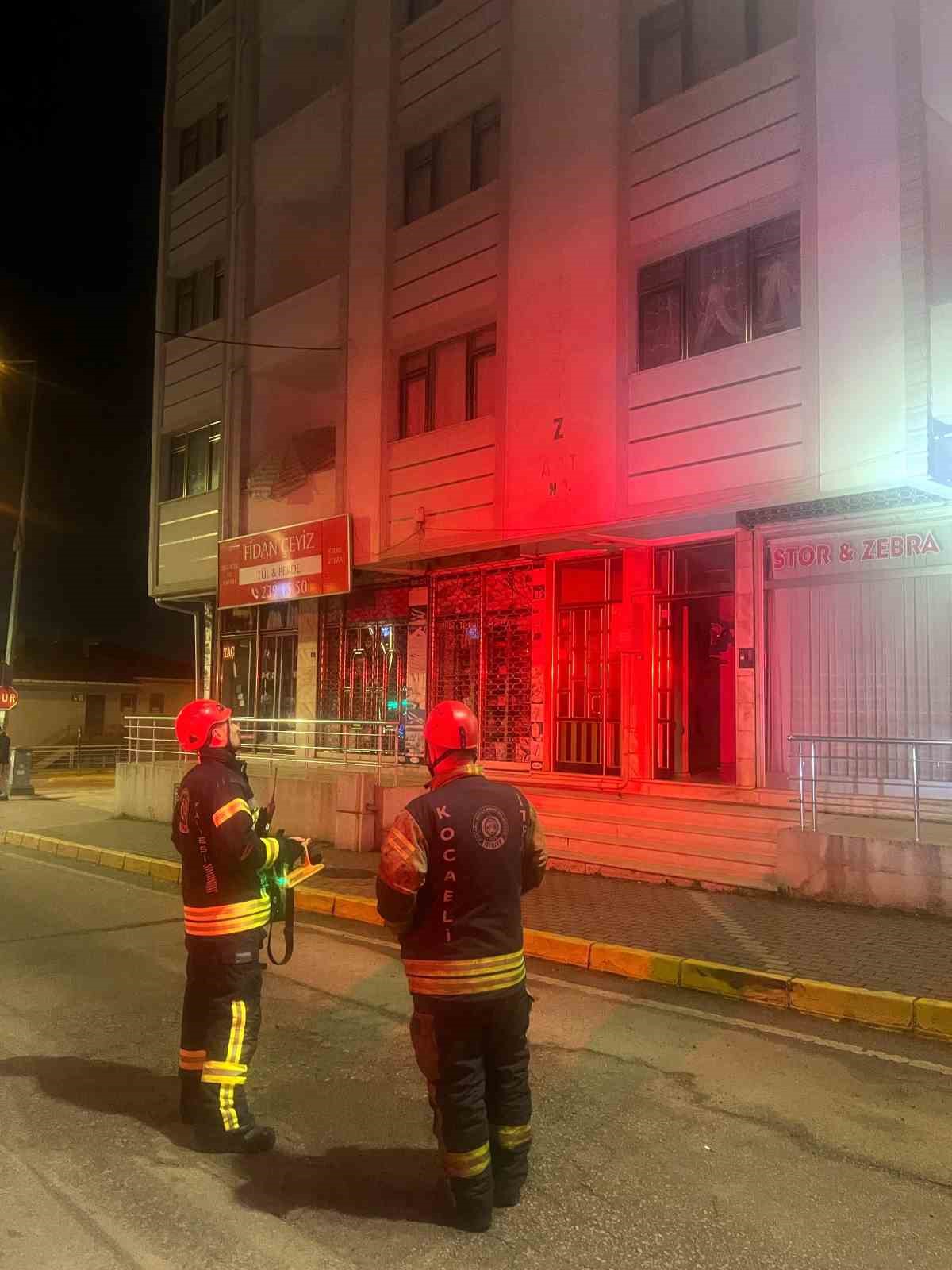 Banyonun fayansı d&ouml;k&uuml;l&uuml;nce cadde trafiğe kapatıldı, 5 katlı bina tahliye edildi
